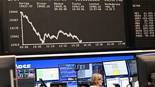 Um operador de bolsa na Bolsa de Valores Alemã em Frankfurt, Alemanha