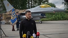 Президент Украины отвечает на вопросы журналистов на фоне истребителей F-16 в день Военно-воздушных сил, 4 августа 2024 г.