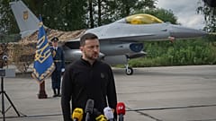 Ukrayna Cumhurbaşkanı Volodimir Zelenskiy, Ukrayna Hava Kuvvetleri'ne ait F-16 savaş uçaklarının önünde basın mensuplarının sorularını yanıtlıyor, 4 Ağustos 2024.