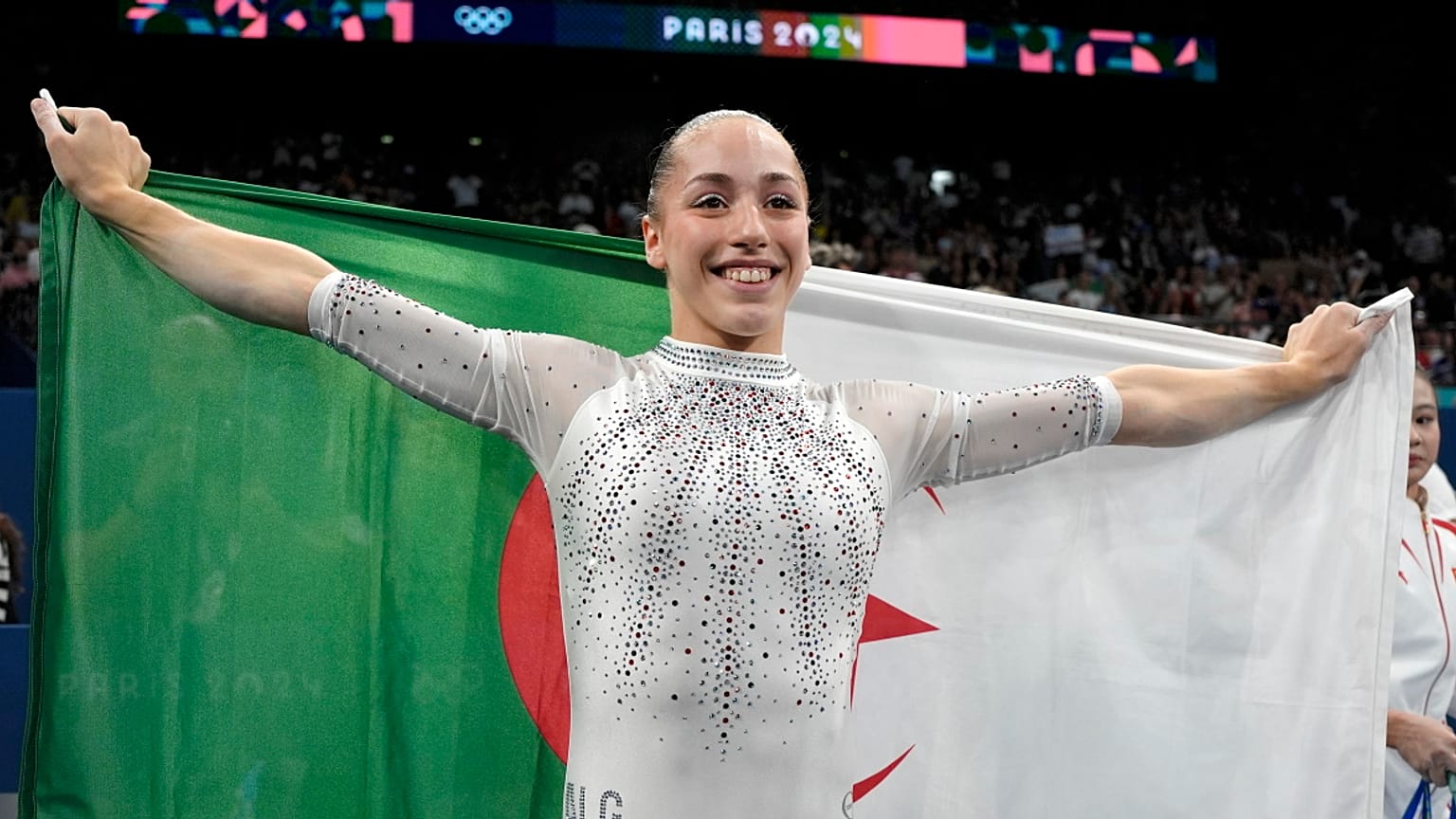 كايليا نمور، من الجزائر، تحتفل بعد فوزها بالميدالية الذهبية خلال نهائيات الجمباز الفني في دورة الألعاب الأولمبية الصيفية 2024