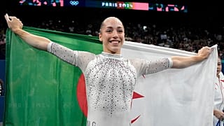 كايليا نمور، من الجزائر، تحتفل بعد فوزها بالميدالية الذهبية خلال نهائيات الجمباز الفني في دورة الألعاب الأولمبية الصيفية 2024