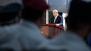 O primeiro-ministro israelita Benjamin Netanyahu discursa no memorial de Ze'ev Jabotinsky, no Cemitério Militar do Monte Herzl, em Jerusalém, no domingo, 4 de agosto de 2024.
