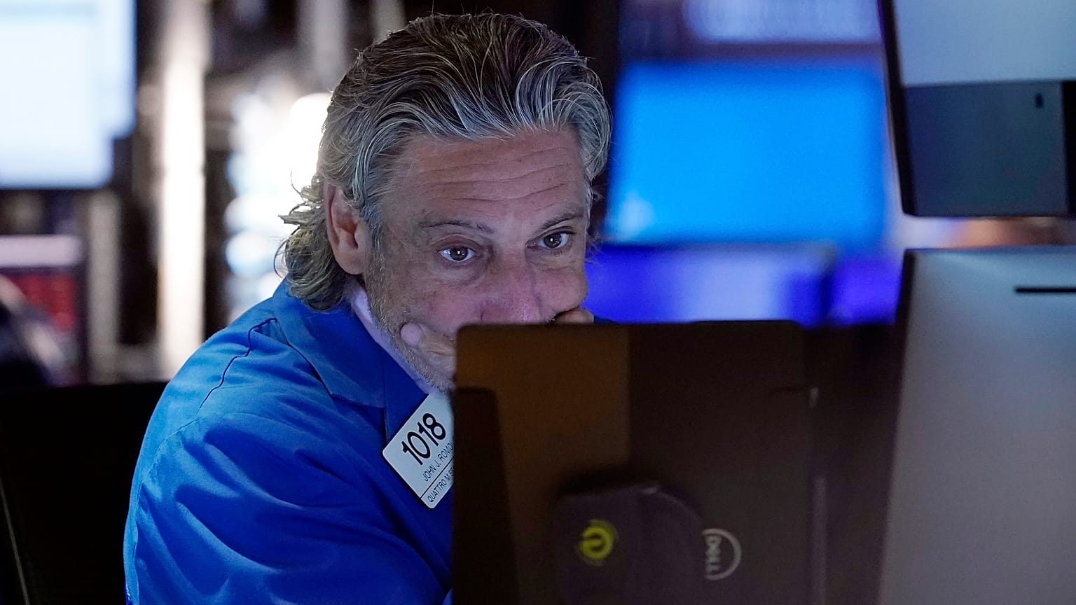 Trader John Romolo 2 Ağustos 2024 Cuma günü New York Menkul Kıymetler Borsası katında çalışıyor
