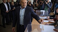 Президент Болгарии Румен Радев голосует на избирательном участке в Софии, воскресенье, 2 апреля 2023 года.