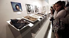 بازدید گروهی از دانش‌اموزان سوئدی از موزه هیروشیما در سال ۲۰۱۵