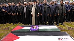 المرشد الأعلى آية الله علي خامنئي يؤم الصلاة على نعشي القيادي في حركة حماس إسماعيل هنية وحارسه الشخصي في حرم جامعة طهران، طهران، إيران (1 أغسطس 2024)