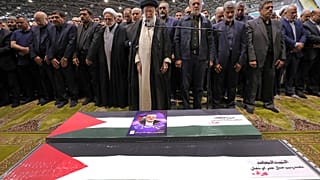 المرشد الأعلى آية الله علي خامنئي يؤم الصلاة على نعشي القيادي في حركة حماس إسماعيل هنية وحارسه الشخصي في حرم جامعة طهران، طهران، إيران (1 أغسطس 2024)