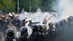 Tüntetők egy rotherhami, menekülteket elszállásoló intézményt védő rendőrsorfal előtt
