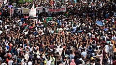 Bangladeş'in başkenti Dakka'da 5 Ağustos 2024 Pazartesi günü Başbakan Şeyh Hasina'ya karşı düzenlenen protesto gösterisine katılanlar sloganlar atıyor.