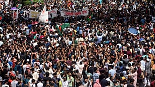 Bangladeş'in başkenti Dakka'da 5 Ağustos 2024 Pazartesi günü Başbakan Şeyh Hasina'ya karşı düzenlenen protesto gösterisine katılanlar sloganlar atıyor.