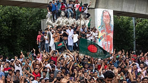 Başbakan Sheikh Hasina'nın istifa haberini kutlayan protestocular 5 Ağustos 2024 Pazartesi günü Bangladeş'in başkenti Dakka'da bir anıta tırmandı. 