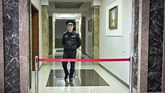 Bir Rus Federal İcra Servisi görevlisi, Yekaterinburg'daki mahkemenin içinde mahkeme salonuna giden koridoru koruyor, 18 Temmuz 2024