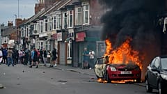 Un automóvil arde durante una protesta contra la inmigración en Middlesbrough, Inglaterra, el domingo 4 de agosto de 2024