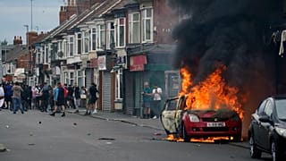 Un automóvil arde durante una protesta contra la inmigración en Middlesbrough, Inglaterra, el domingo 4 de agosto de 2024