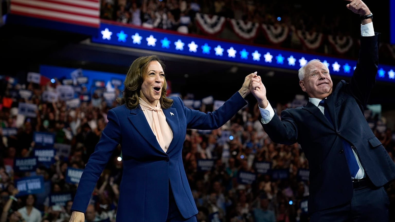 Il governatore del Minnesota Tim Waltz e Kamala Harris