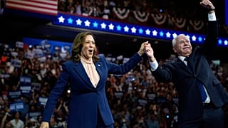 Il governatore del Minnesota Tim Waltz e Kamala Harris