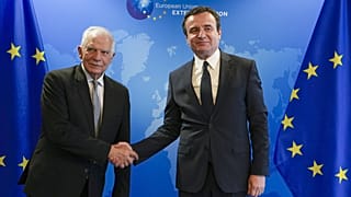 Глава внешнеполитического ведомства Европейского союза Жозеп Боррель (слева) позирует для СМИ с премьер-министром Косово Альбином Курти перед началом переговоров в Брюсселе, 26 июня 2024 года.