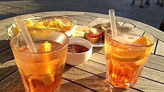 Os bacari são locais onde as pessoas normalmente vão antes do almoço ou do jantar para tomar um aperitivo.