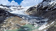 Se ha formado un lago de agua de deshielo en la lengua del glaciar del Ródano, cerca de Goms, Suiza, 13 de junio de 2023.