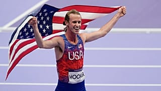 Cole Hocker aus den Vereinigten Staaten feiert den Gewinn von Gold im 1500-Meter-Finale der Männer bei den Olympischen Sommerspielen 2024, Dienstag, 6. August 2024