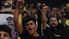 Hizbullah lideri Seyyid Hasan Nasrallah'ın 6 Ağustos 2024 Salı günü Lübnan'ın başkenti Beyrut'ta yaptığı konuşmayı ekrandan izleyen destekçileri yumruklarını kaldırarak tezahürat yapıyor.