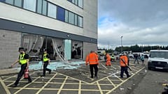 Limpieza de escombros en el Holiday Inn Express en Rotherham, Inglaterra, el lunes 5 de agosto de 2024, atacado por extremistas antiinmigración el domingo.