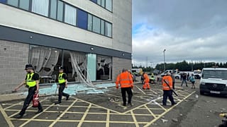 Limpieza de escombros en el Holiday Inn Express en Rotherham, Inglaterra, el lunes 5 de agosto de 2024, atacado por extremistas antiinmigración el domingo.
