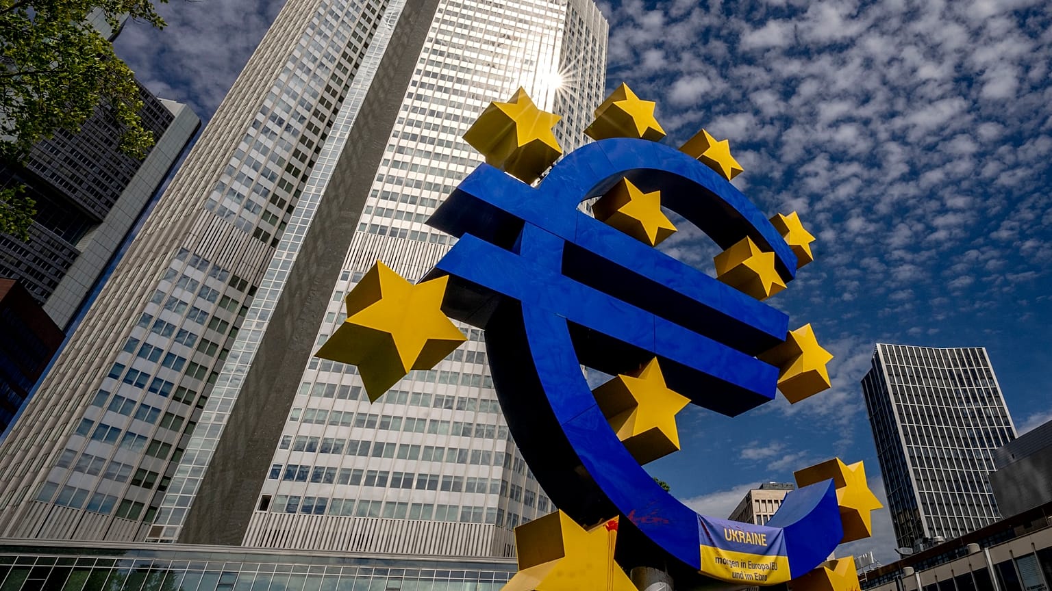 Almanya'nın Frankfurt kentindeki eski Avrupa Merkez Bankası'nın önünde bulunan Euro heykeli