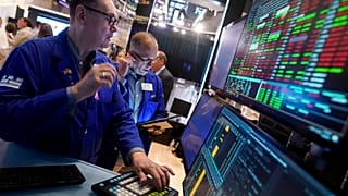 Lo specialista Patrick King, a sinistra, lavora alla Borsa di New York, martedì 6 agosto 2024