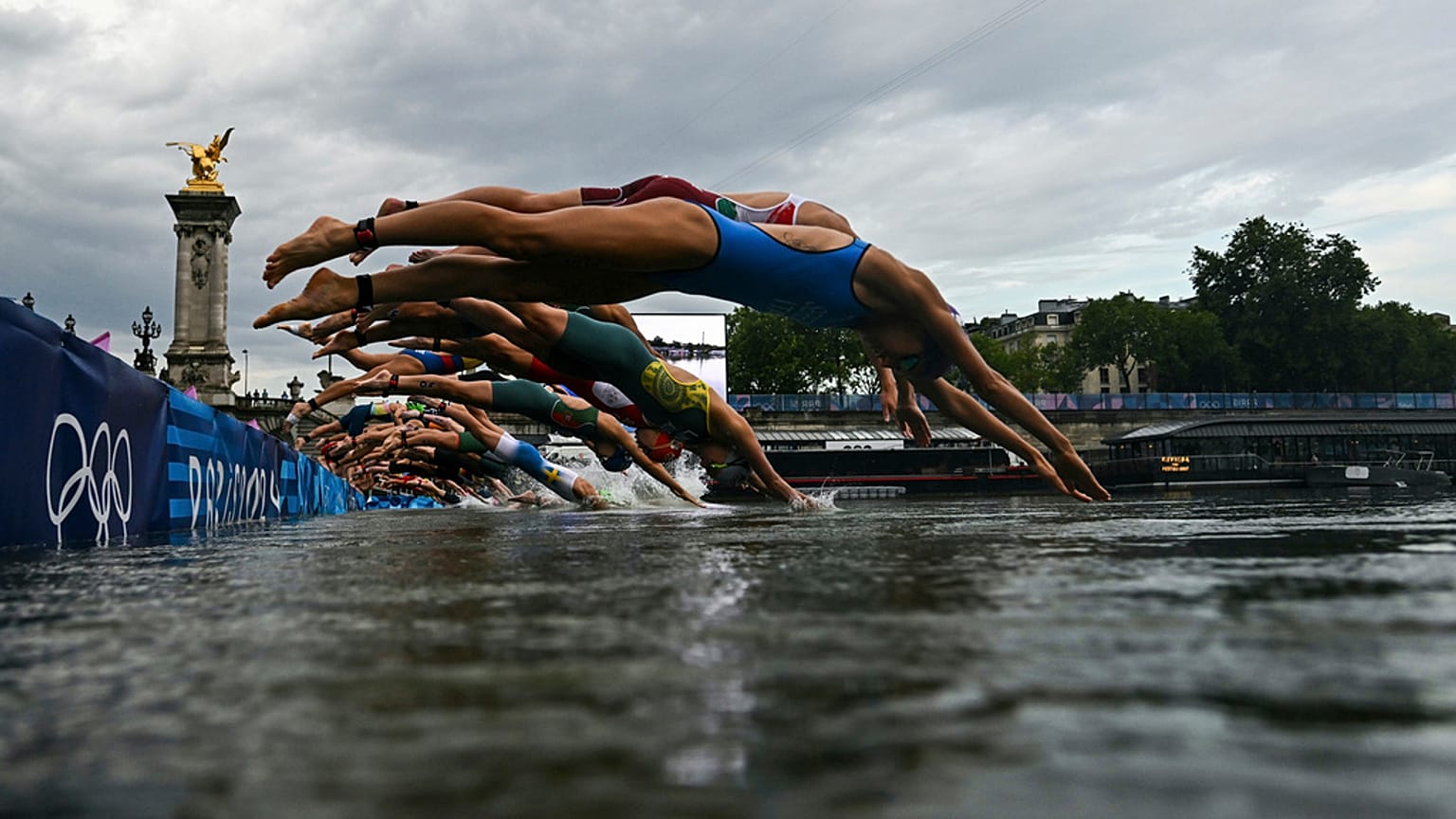 Atletas competem na corrida de natação no Sena durante o triatlo individual feminino nos Jogos Olímpicos de verão de 2024, quarta-feira, 31 de julho de 2024, em Paris, França.