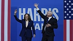 Kamala Harris és alelnökjelöltje, Tim Walz minnesotai kormányzó Philadelphiában