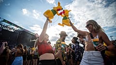 Bulizó fiatalok a Sziget nagyszínpadánál, egy-egy sörrel a kezükben