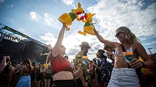 Bulizó fiatalok a Sziget nagyszínpadánál, egy-egy sörrel a kezükben