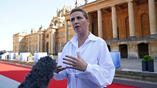 A primeira-ministra da Dinamarca, Mette Frederiksen, fala aos meios de comunicação social na cimeira da Comunidade Política Europeia no Palácio de Blenheim, em Woodstock.