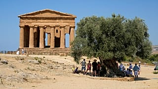Visitantes admiran el antiguo templo de la Concordia en el Valle de los Templos, Agrigento, Sicilia, Italia, el jueves 18 de julio de 2024.