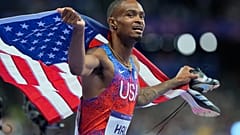 L'Américain Quincy Hall célèbre sa victoire en finale du 400 mètres masculin aux Jeux olympiques d'été de 2024, le mercredi 7 août 2024, à Saint-Denis, en France.