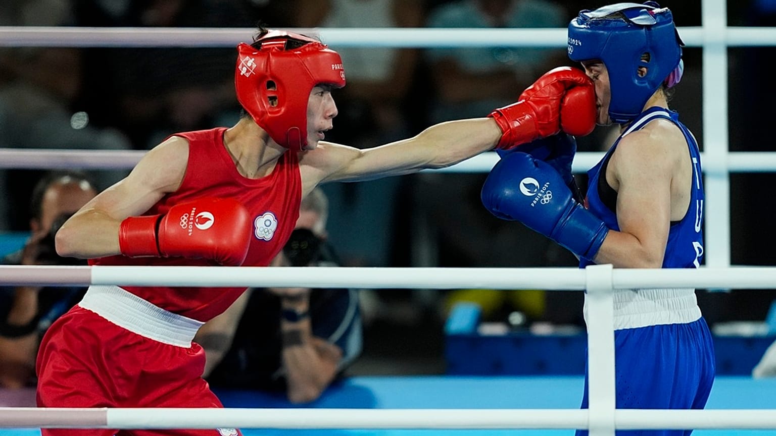 Lin Yu-ting, de Taiwan, à esquerda, luta contra Esra Yildiz, da Turquia, na semifinal feminina de boxe de 57 kg nos Jogos Olímpicos de verão de 2024, quarta-feira, 7 de agosto