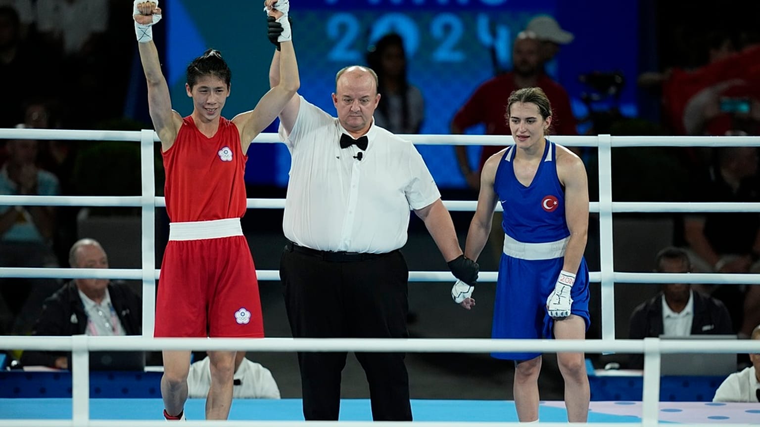Lin Yu-ting (links) aus Taiwan gewinnt das Halbfinale des Frauenboxen bis 57 kg gegen die Türkin Esra Yildiz. Paris, 7. August 2024.
