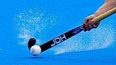 Blick auf einen Spieler, der einen Hockeyschläger hält, während der Olympischen Sommerspiele 2024