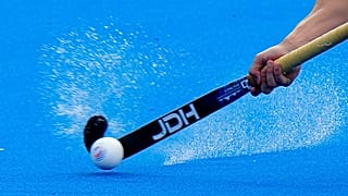 Bir oyuncunun 2024 Yaz Olimpiyatları sırasında hokey sopası tutarken görünümü