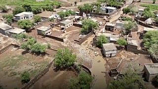 فيضانات عارمة تغرق شوارع الحديدة في اليمن