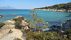 O Monte Athos, a montanha sagrada e a península onde se situam os mosteiros cristãos ortodoxos, é visto do outro lado do mar a partir da praia de Kavourotrypes, a 24 de julho de 2020, em Halkidiki, na Grécia.