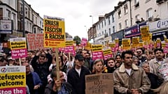 Protestocular, 7 Ağustos 2024 Çarşamba günü Londra'da planlanan aşırı sağcı göçmen karşıtı gösteriyi protesto etti