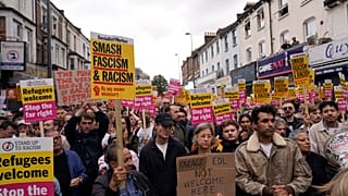 Protestocular, 7 Ağustos 2024 Çarşamba günü Londra'da planlanan aşırı sağcı göçmen karşıtı gösteriyi protesto etti