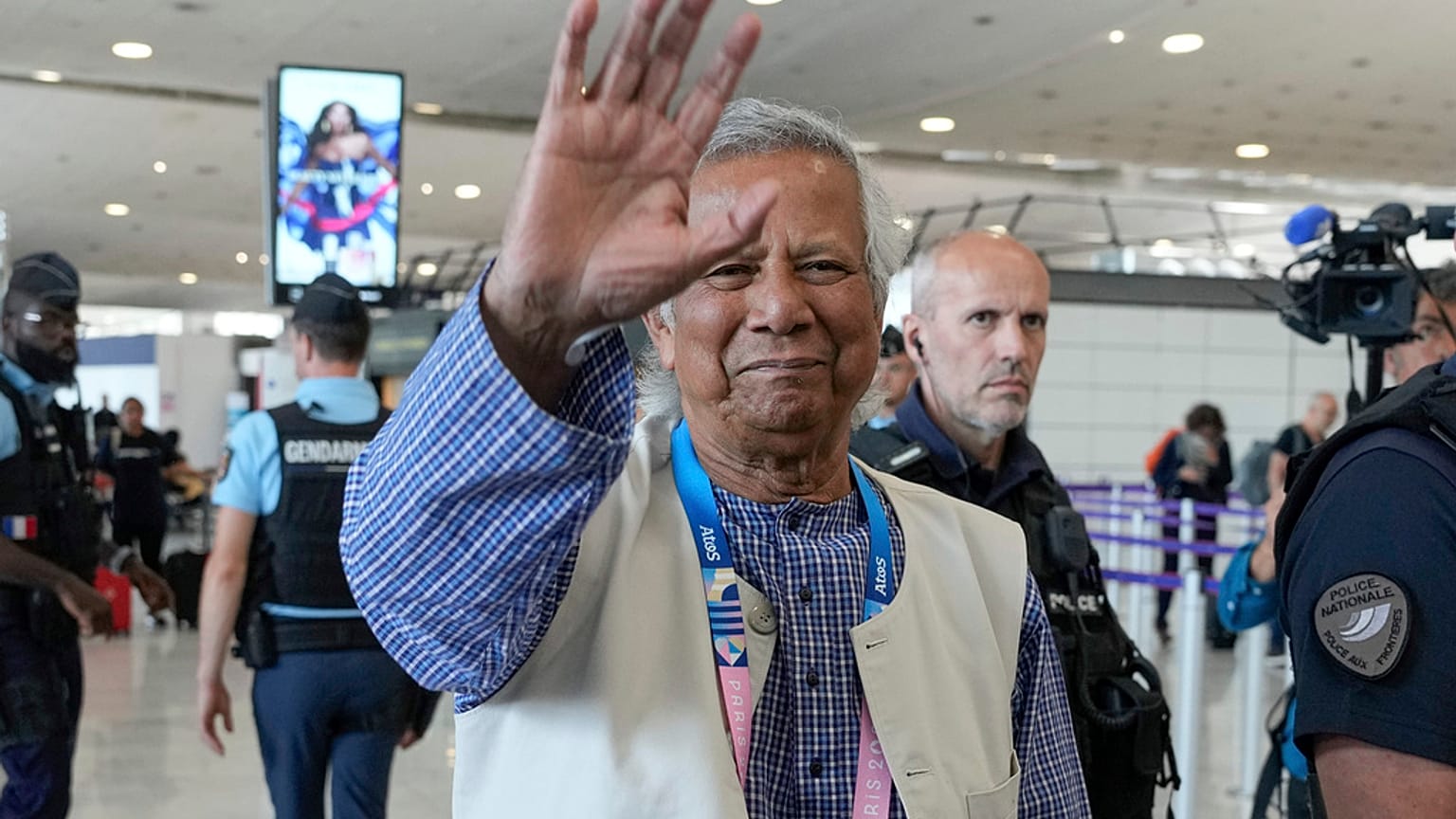 Nobel ödüllü Muhammed Yunus, 7 Ağustos 2024 Çarşamba günü Paris'in kuzeyindeki Roissy'de bulunan Charles de Gaulle havaalanında basına veda ediyor. (AP Fotoğrafı/Michel Euler)