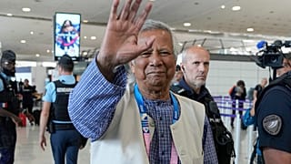 Muhammad Yunus à Paris avant de prendre un vol pour Dacca à Dacca le7 août