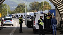 Német rendőri ellenőrzés Kiefersfeldennél, az osztrák határon