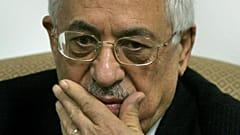 رئيس السلطة الفلسطينية محمود عباس، المعروف أيضا باسم أبو مازن، يتوقف خلال اجتماع مع وزيرة الخارجية السويسرية ميشلين كالمي-ري التي لم تظهر في الصورة في مكتبه في مدينة رام الله 