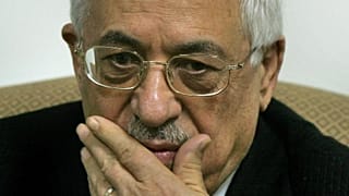 رئيس السلطة الفلسطينية محمود عباس، المعروف أيضا باسم أبو مازن، يتوقف خلال اجتماع مع وزيرة الخارجية السويسرية ميشلين كالمي-ري التي لم تظهر في الصورة في مكتبه في مدينة رام الله