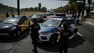 Mossos d'Esquadra durante la 'Operación Jaula' para detener a Puigdemont.